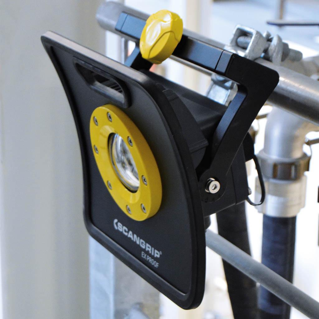 Foco LED Scangrip Exproof negro con detalle amarillo montado en estructura metálica industrial
