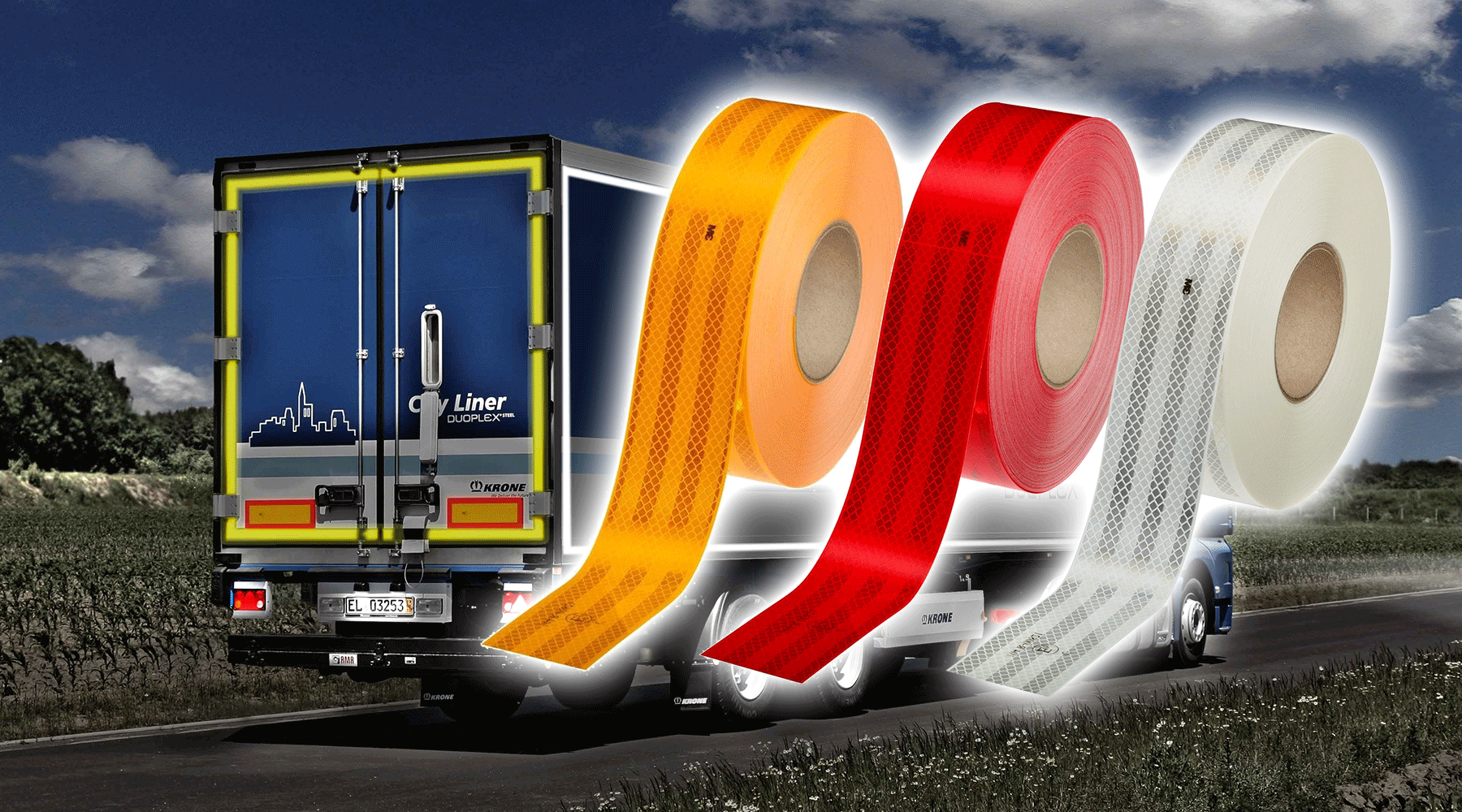 Camión azul con cinta reflectante amarilla y rollos de cintas reflectantes naranja, roja y blanca