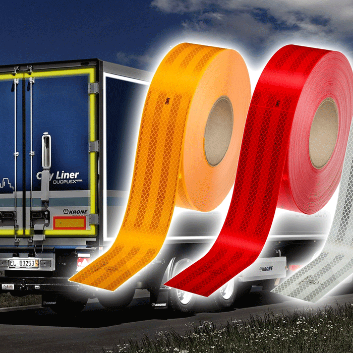 Camión azul con cinta reflectante amarilla y rollos de cintas reflectantes naranja, roja y blanca