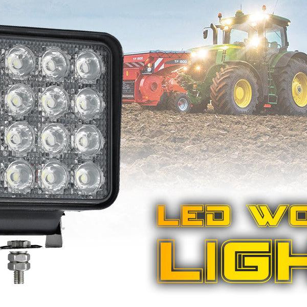 Foco LED cuadrado para maquinaria agrícola con tractor y arado en campo al fondo