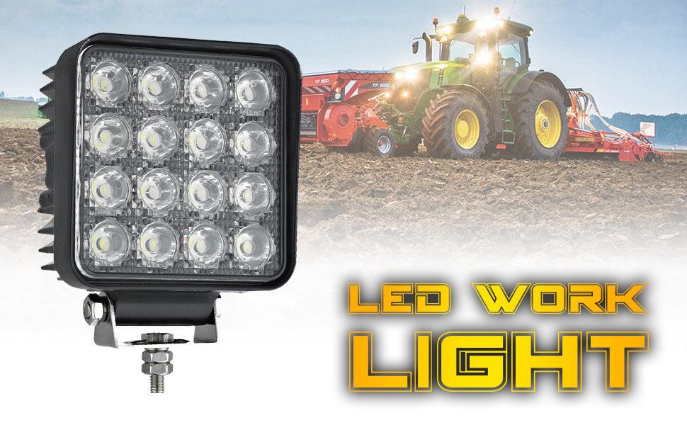 Foco LED cuadrado para maquinaria agrícola con tractor y arado en campo al fondo