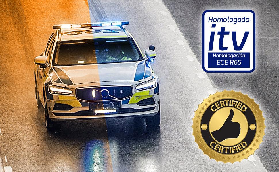 Coche policial con puente de luces LED ámbar y azul en carretera mojada, homologado ITV ECE R65