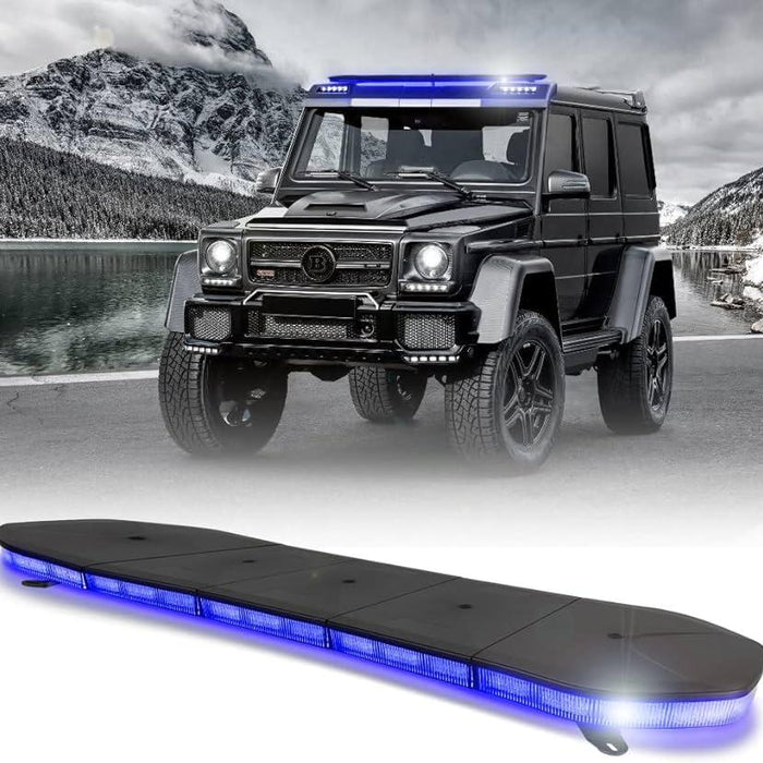 Luces de puente azul homologadas instaladas en Jeep negro frente a un lago y montañas nevadas