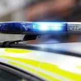 Luces azules intermitentes de coche policial en día, enfoque en la sirena del techo