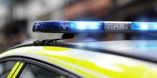 Luces azules intermitentes de coche policial en día, enfoque en la sirena del techo