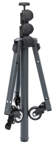 Soporte o trípode metálico gris con ruedas giratorias y perillas negras ajustables