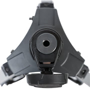 Vista frontal del cañón de un arma de fuego táctica negra con detalles metálicos