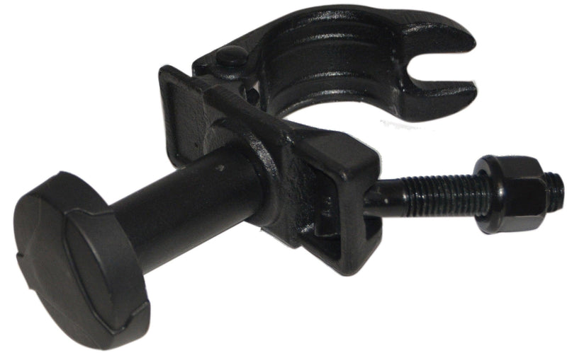 Abrazadera metálica negra con tornillo y tuerca para sujetar piezas, fondo blanco