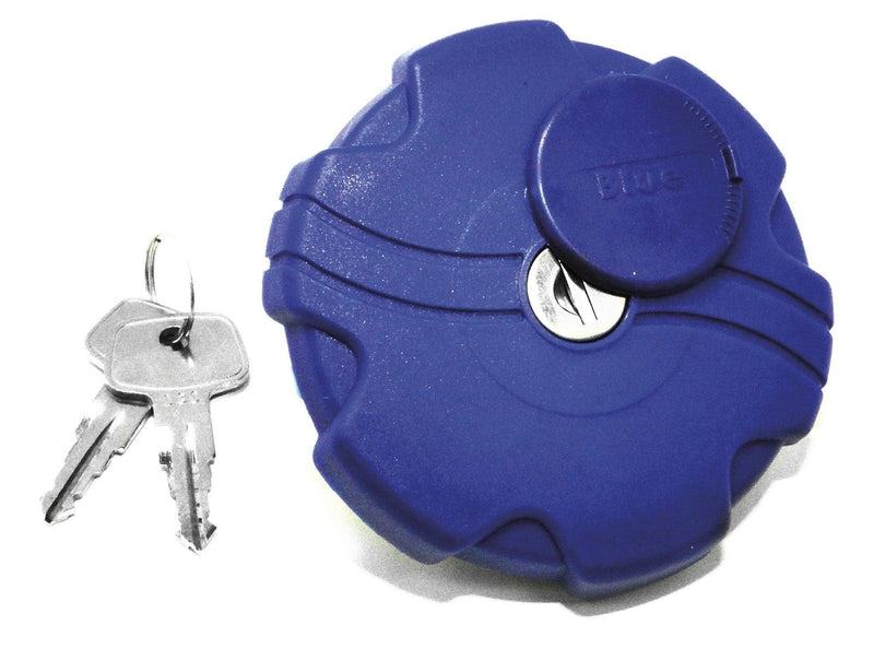 Tapón de combustible azul con cerradura y dos llaves plateadas sobre fondo blanco