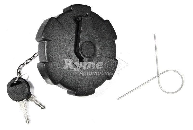 Tapa de tanque de gasolina negra con llave y cadena junto a un pasador metálico