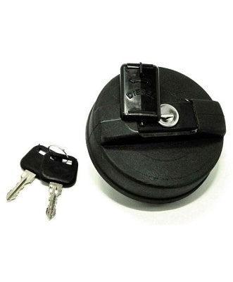 Tapa de tanque de combustible negra con llave y dos llaves adicionales sobre fondo blanco