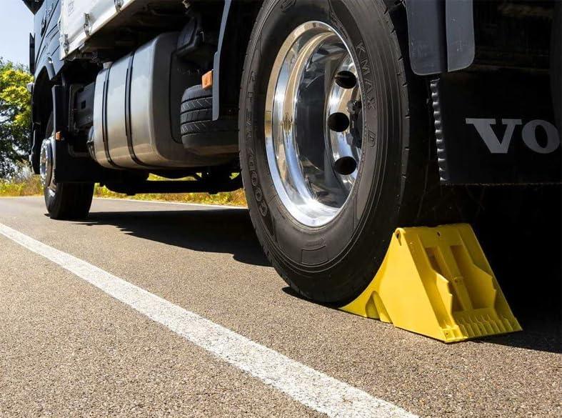 Calzo de Rueda R560 DIN 76051 | Plástico Amarillo, 470x224x200 mm, con Pletina Metálica Antideslizante | Seguridad para Camiones y Vehículos Industriales - Autowin24